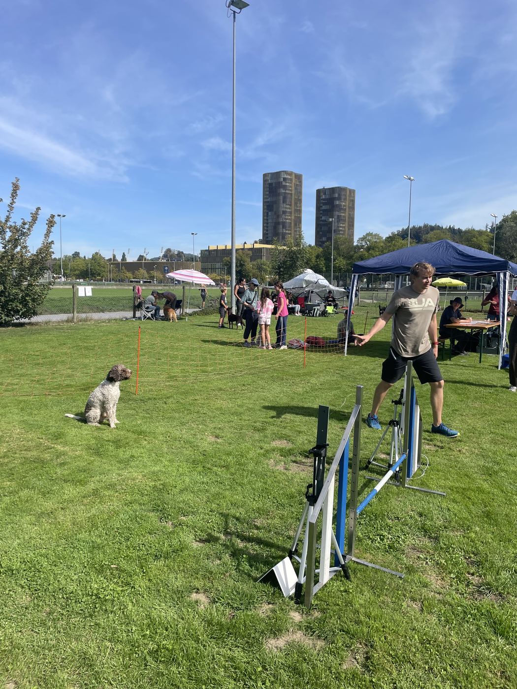 Agility-Plauschturnier 2026: Team am Start des Parcours