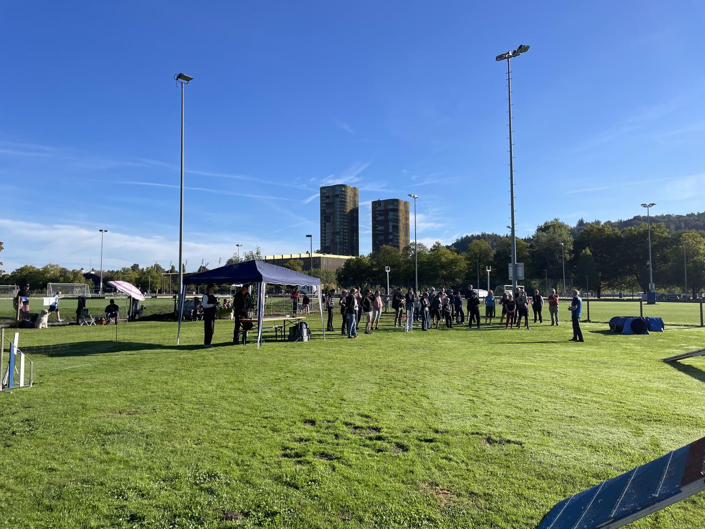 Agility-Plauschturnier 2026: Teams und Zuschauer rund um den Parcours